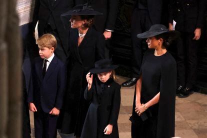 La princesa Catalina de Gales con sus hijos, los príncipes Jorge y Carlota, y Meghan Markle, duquesa de Sussex, esperaban la llegada de la comitiva fúnebre. 