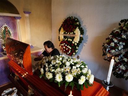 El 27 de febrero, una mujer llora ante el ataúd de Armando Pérez Luna, precandidato del PAN a la alcaldía de Maravatío que fue asesinado.