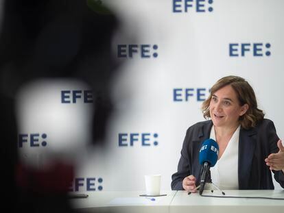 La exalcaldesa de Barcelona y líder de los comunes, Ada Colau, durante la entrevista con la agencia EFE este domingo.