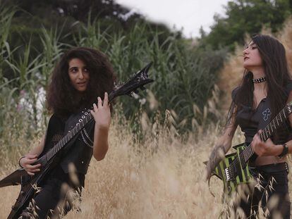 Lilas Mayassi y Shery Bechara, fundadoras de la banda libanesa de thrash metal compuesta exclusivamente por mujeres Slave to Sirens.