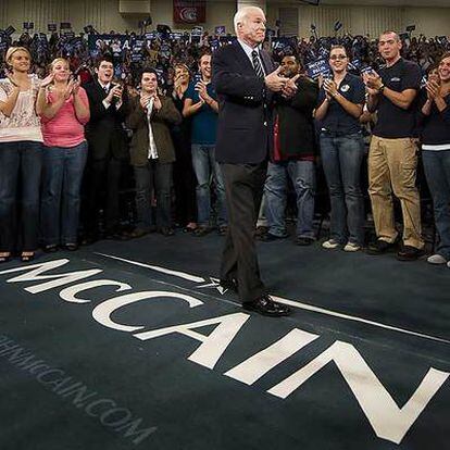 McCain alza los pulgares en un encuentro con simpatizantes republicanos en Lakesville (Minnesota).