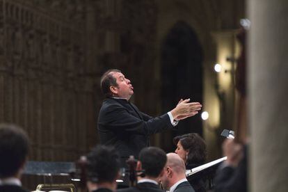 Ivor Bolton y, a su izquierda, la soprano Elena Copons.