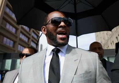 R. Kelly a la salida de un juzgado de Chicago en 2019.