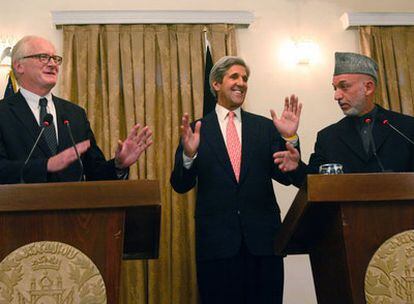 De izquierda a derecha, Kai Eide, jefe de la misión de la ONU en Afganistán; el senador estadounidense John Kerry y el presidente afgano Hamid Karzai, en Kabul.