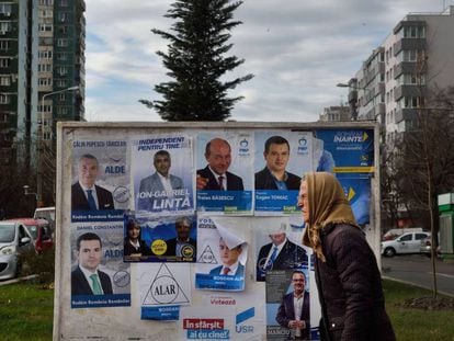 Una mujer pasa delante de varios carteles electorales, el viernes en Bucarest.