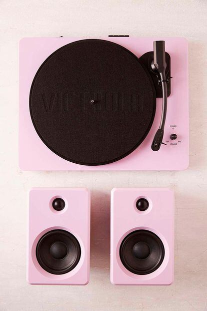 Reproduce música a través de su dispositivo compatible con Bluetooth o escucha tu disco favorito de vinilo con este reproductor. Disponible en Urban Outfiters (rebajado de 199 a 139 euros).