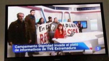 Miembros del Campamento interrumpen el informativo regional de RTVE, en 2014.