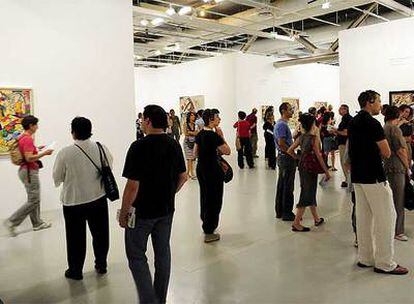 Visitantes observan las obras de Kandinsky en el Centro Pompidou.