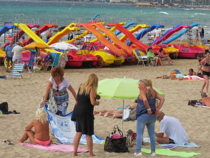 Turistas en la playa de Llevant de Salou (Tarragona).