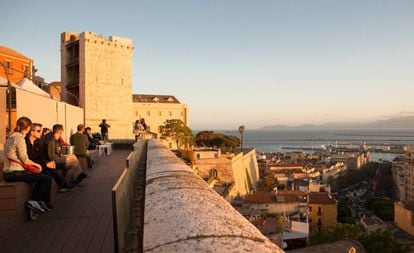 Vistas al atardecer en Cagliari. Al fondo, la torre del castillo.