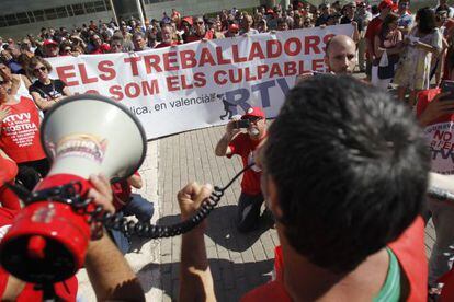 Protesta de trabajadores afectados por un ERE en Valencia.  