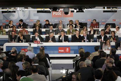 La ejecutiva del PSOE, con José Luis Rodríguez Zapatero en el centro, en primera línea, en la reunión del Comité Federal.
