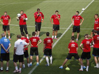 Michal Bilek, seleccionador checo, charla con los jugadores durante una sesión de entrenamiento.