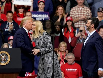 Donald Trump besa a su hija Ivanka delante de Donald Trump Junior en un acto de campaña en New Hampshire en febrero de 2020.