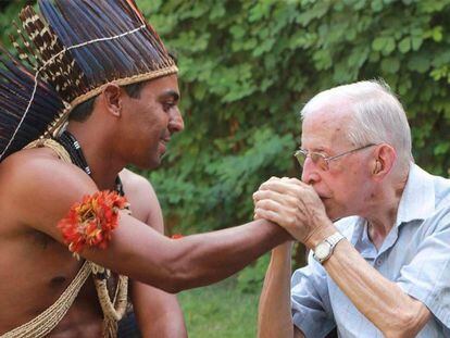 El obispo Pedro Casaldáliga besa al líder indígena brasileño Marquinhos Xukurú.