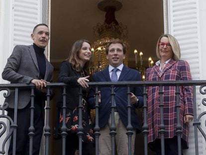 De izquierda a derecha, el director de escena Luis Luque, la concejala Andrea Levy, el alcalde José Luis Martínez-Almeida y Natalia Menéndez, en la presentación de esta última como nueva directora del Teatro Español y las Naves Matadero de Madrid. 