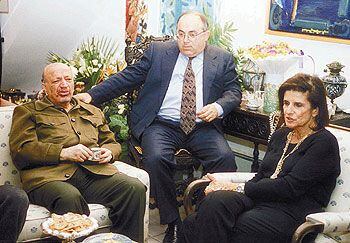 Yossi Ginossar, en el centro, con Yasir Arafat y Yitzhak Rabin, viuda de Isaac Rabin, en su apartamento de Tel Aviv en 1995.