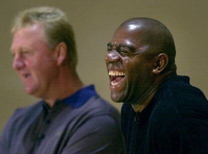 Magic Johnson y Larry Bird durante una conferencia de prensa.