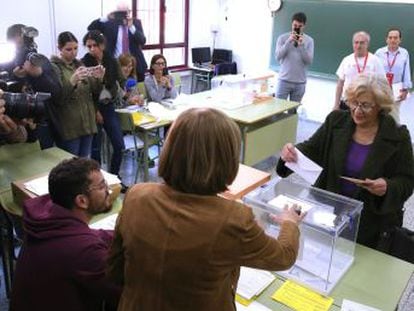 Errejón muestra su papeleta de Podemos