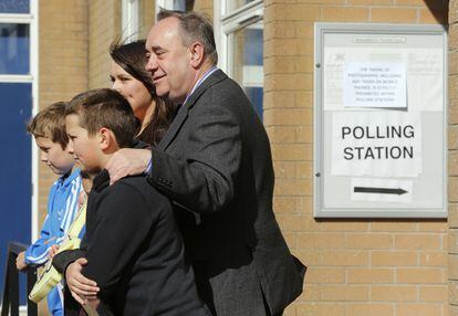 El ex ministro de Escocia Salmond acude a votar junto a su familia en Ellon, Escocia.