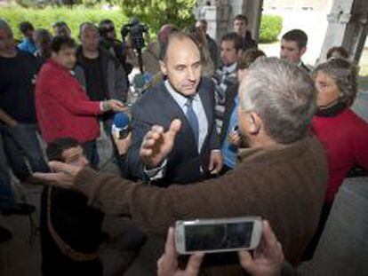 El Presidente de Cantabria, Ignacio Diego (c) saluda a Perez Portilla (d) durante la visita a los trabajadores de Sniace.