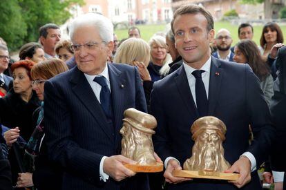 El presidente italiano, Sergio Mattarella (izquierda), y el francés, Emmanuel Macron, este jueves en la mansión de Clos-Lucé. 