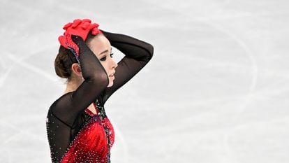 Niña De Patinaje Artístico En El Campo De Deportes Fotos, retratos