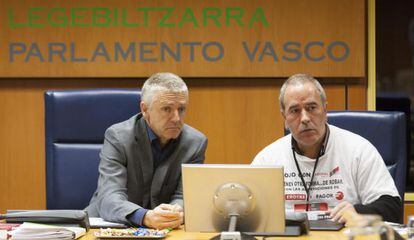 El portavoz de los afectadas por las aportaciones de Eroski, Ricardo Gonz&aacute;lez de Durana, a la derecha.