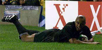 Lomu convierte en Murrayfield, en 1999, uno de los 37 ensayos que consiguió en sus 67 partidos internacionales con Nueva Zelanda.