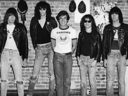 Danny Fields (en el centro), posa en un club de Nueva York junto a los Ramones, de quien sería mánager.