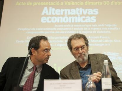 El catedrático Vicent Soler y el periodista Andreu Missé, durante la presentación de 'Alternativas Económicas'.