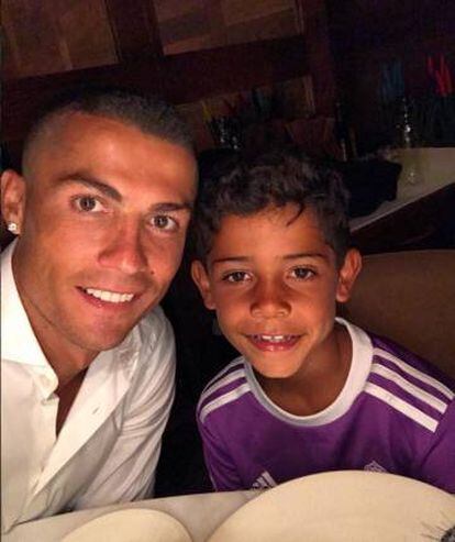 Cristiano Ronaldo, ya con su nuevo corte de pelo, posa con su hijo Cristiano Jr.