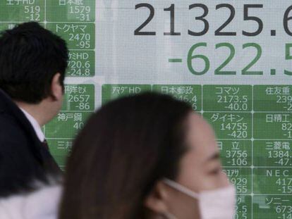 Panel de cotizaciones del Nikkei 225 en una empresa de valores de Tokio, el viernes.