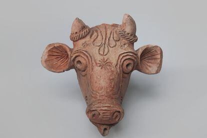 Cabeza de toro de barro. Siglos VI-VIII.