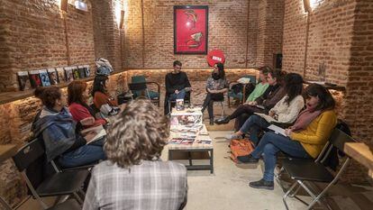 Tertulia literaria en la librería Central de Madrid