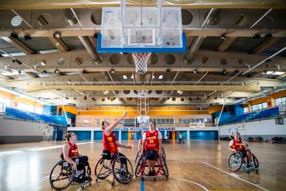 Las jugadoras de la selección de baloncesto de silla de ruedas durante un lance del entrenamiento.