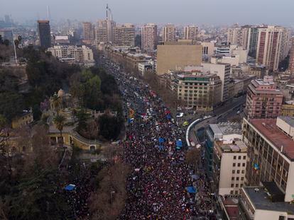 Fotografía aérea del multitudinario cierre de campaña de los simpatizantes de votar "apruebo" el próximo domingo, en Santiago (Chile).