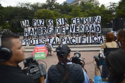 Journalists protest with the slogan 'Peace is without censorship', in the streets of Caracas, in 2017.
