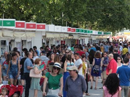 Asistentes a la Feria del Libro de Madrid la primavera pasada, el 11 de junio.