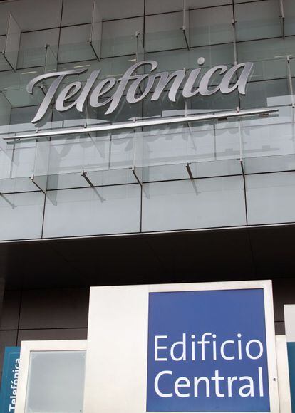 Logotipo de Telef&oacute;nica en su sede de Madrid.