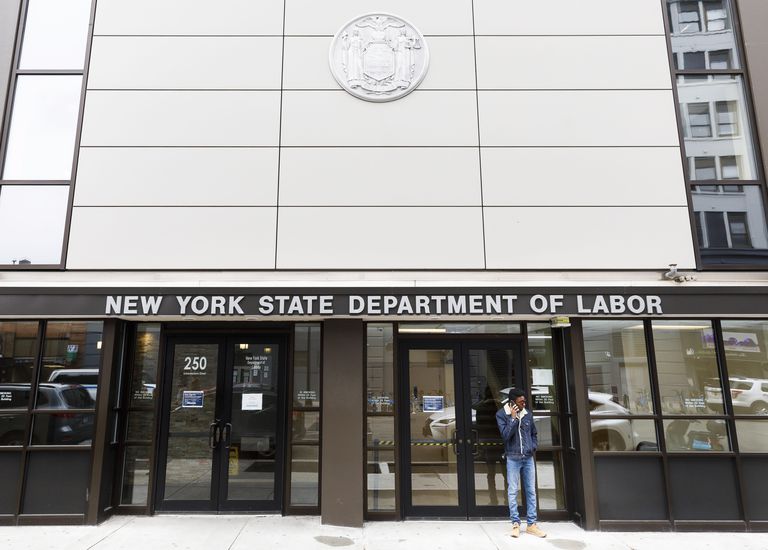 Un hombre fuera de una oficina del Departamento del Trabajo en Nueva York.