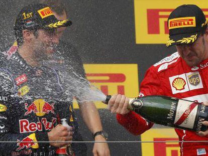 Alonso, segundo en Hungría, rocía de champán a Ricciardo, ganador.