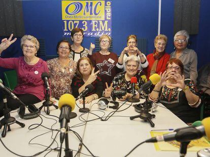 Las Lideresas de Villaverde posan en los estudios de Onda Merlín Comunitaria, donde realizan un programa radiofónico.