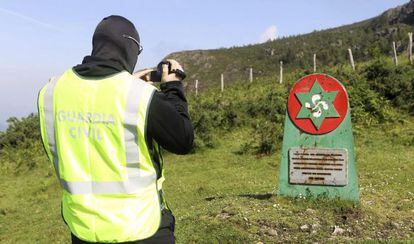 Un guardia fotografía el monolito del bosque de los Gudaris.