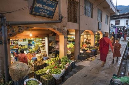 Puesto de frutas y verduras en una calle del centro de Timbu.