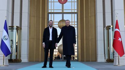 El presidente de El Salvador, Nayib Bukele, posa junto a su homólogo turco, Recep Tayyip Erdogan, este jueves en el Palacio presidencial en Ankara.