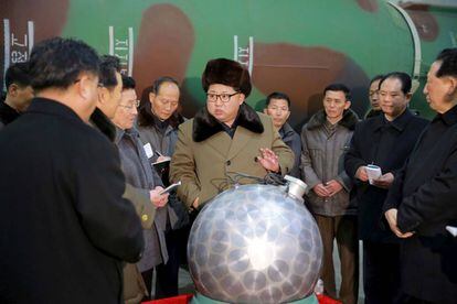 Foto sin datar del l&iacute;der norcoreano Kim Jong-un junto a cient&iacute;ficos nucleares.