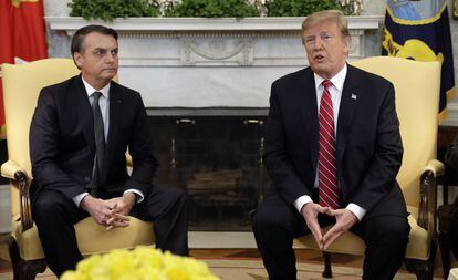 El presidente de EE UU, Donald Trump, recibe a su homólogo brasileño, Jair Bolsonaro, en el Despacho OVAL. 