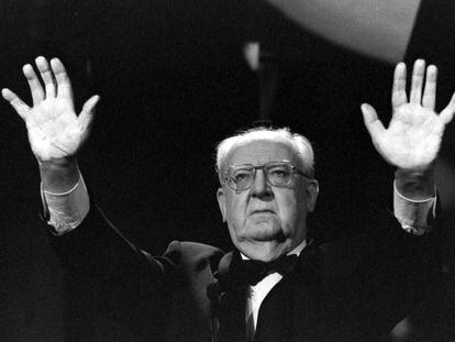 Borau, entonces presidente de la Academia de Cine, muestra su repulsa por un atentado de ETA, en la ceremonia de los Goya en enero de 1998.