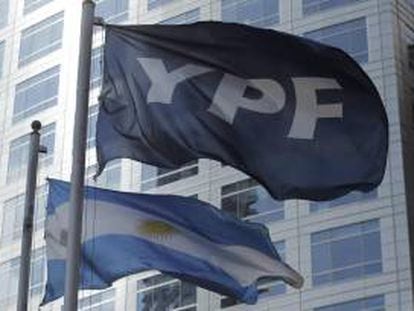 YPF está bajo control del Estado argentino desde mayo de 2012, tras la expropiación del 51 % de las acciones a la española Repsol, que mantiene en la petrolera argentina una participación del 12 %. EFE/Archivo